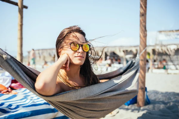 Gyönyörű Kaukázusi Barna Fekvő Strandon Függőágyban Élvezi Nyári — Stock Fotó