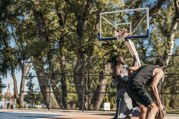 Двоє Чоловіків Грають Баскетбол Відкритому Дворі — стокове фото