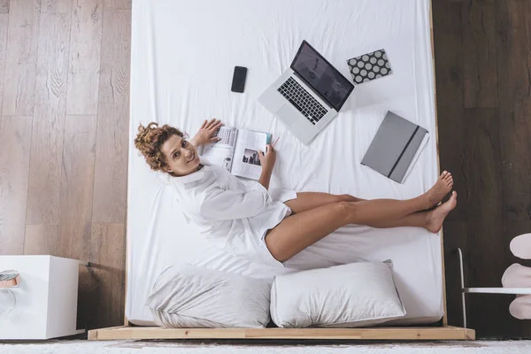 Cima Foto Mulher Trabalhando Seu Laptop Sentado Cama — Fotografia de Stock