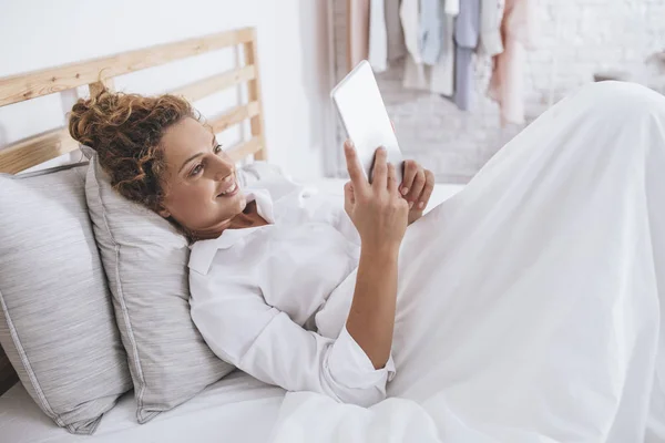 Mooie Kaukasische Vrouw Liggend Haar Bed Houden Van Tablet — Stockfoto