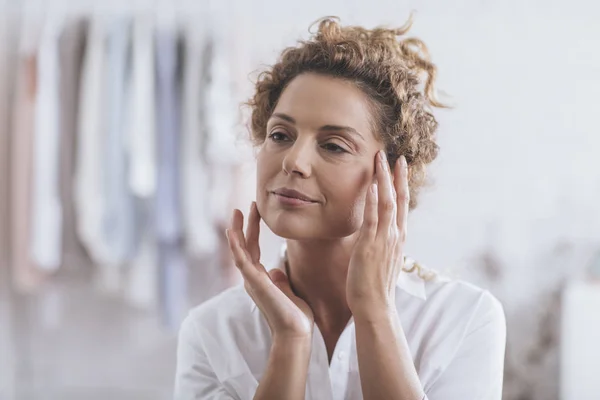 Schöne Kaukasische Frau Anwendung Kosmetischer Gesichtscreme Auf Ihr Gesicht — Stockfoto