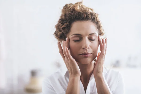 Hermosa Mujer Caucásica Aplicando Crema Cosmética Facial Cara — Foto de Stock