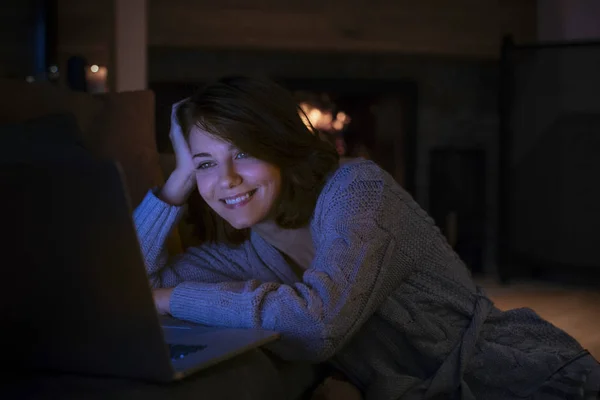 Bella Donna Sorridente Guardando Film Sul Suo Computer Portatile Casa — Foto Stock