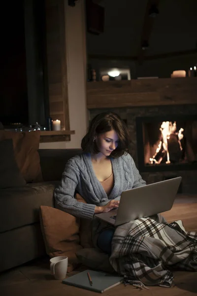 Schöne Lächelnde Frau Sitzt Kamin Auf Dem Holzboden Und Tippt — Stockfoto