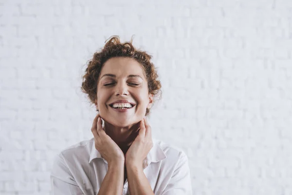 Retrato Bela Mulher Branca Sorrindo Feliz — Fotografia de Stock