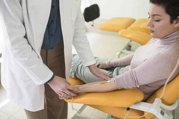 Руки Невизначеної Жінки Лікар Дає Інфузійну Терапію Пацієнту — стокове фото