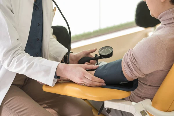 Hände Einer Nicht Erkennbaren Ärztin Messen Krankenhaus Den Blutdruck Der — Stockfoto