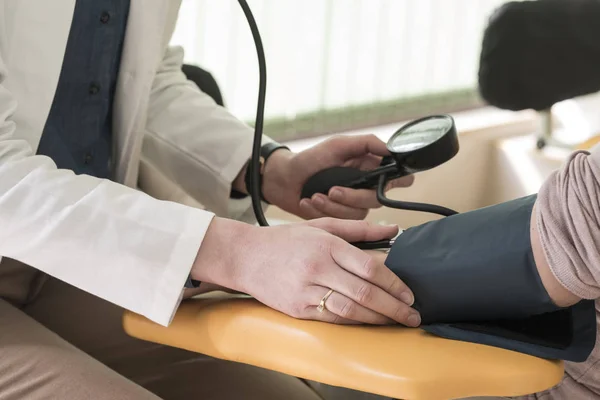 Χέρια Του Αγνώριστη Γυναίκα Γιατρό Του Ασθενή Μέτρησης Αρτηριακής Πίεσης — Φωτογραφία Αρχείου