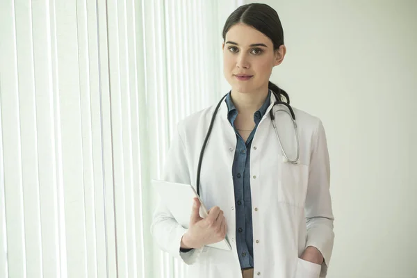 Jeune Femme Médecin Debout Hôpital Regardant Caméra — Photo