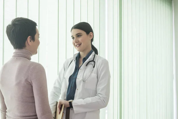 Mulher Branca Bonita Médico Sorrindo Conversando Com Seu Paciente Hospital — Fotografia de Stock