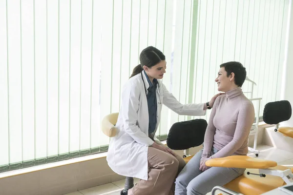 Mulher Sorridente Alegre Médico Conversando Com Seu Paciente Hospital — Fotografia de Stock