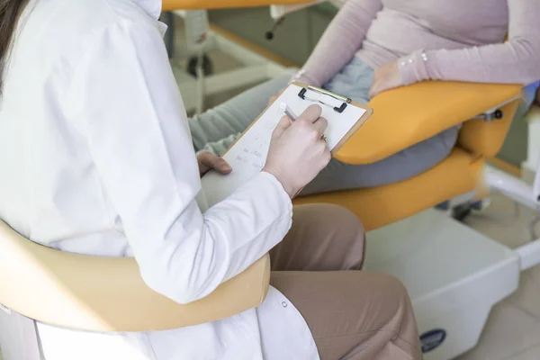 Onherkenbare Vrouw Arts Nemen Van Anamnese Van Haar Patiënt Bij — Stockfoto