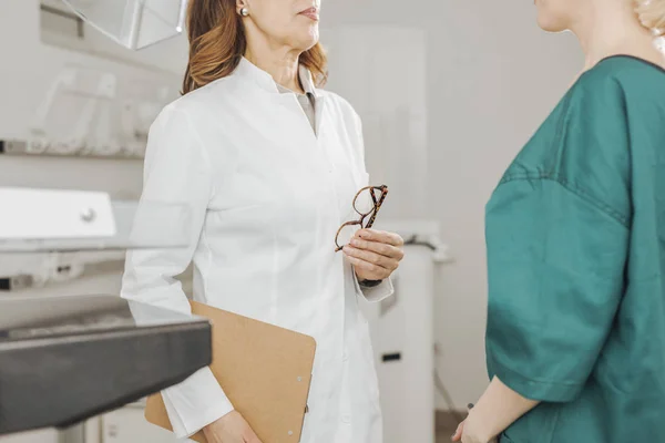 Unrecognisable Woman Doctor Talking Her Patient Hospital — Stock Photo, Image