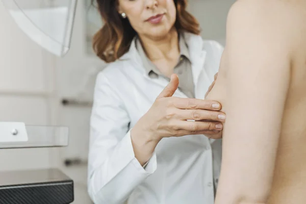 Γυναίκα Γυναικολόγο Για Τον Ασθενή Κάνει Εξετάσεις Μαστού — Φωτογραφία Αρχείου