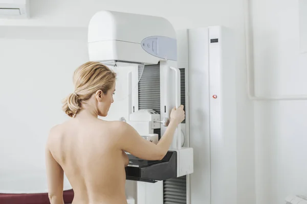 Vista Posterior Una Mujer Haciendo Examen Mamografía Hospital —  Fotos de Stock