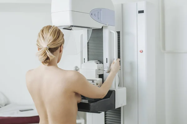 Πίσω Όψη Του Μια Γυναίκα Κάνει Μαστογραφία Στο Νοσοκομείο — Φωτογραφία Αρχείου
