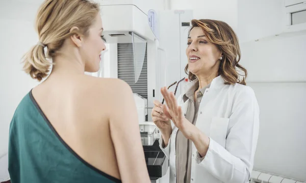 Jolie Femme Caucasienne Médecin Parler Avec Son Patient Sur Examen — Photo