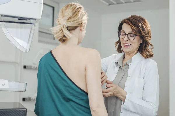 Γυναίκα Γυναικολόγο Για Τον Ασθενή Κάνει Εξετάσεις Μαστού — Φωτογραφία Αρχείου