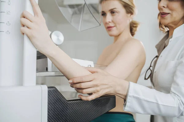 Een Mammografie Onderzoek Ziekenhuis Met Vrouw — Stockfoto