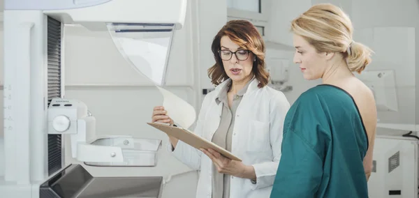 Mulher Oncologista Conversando Com Sua Paciente Exame Mamografia — Fotografia de Stock