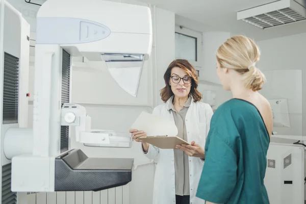 Woman Oncologist Talking Her Patient Mammography Examination — Stock Photo, Image