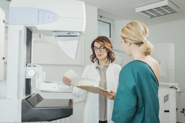 Mujer Oncóloga Hablando Con Paciente Examen Mamografía — Foto de Stock