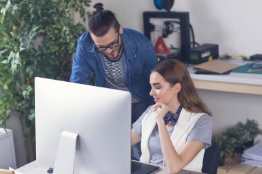 Birlikte ofiste çalışan genç modern erkek ve kadın grafik tasarımcı.