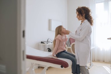 Pediatrik sınav tıbbi klinikte sahip sevimli beyaz kız.