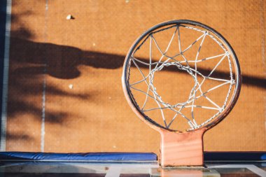 Basketbol halka açık sahada fotoğraf yukarıda.
