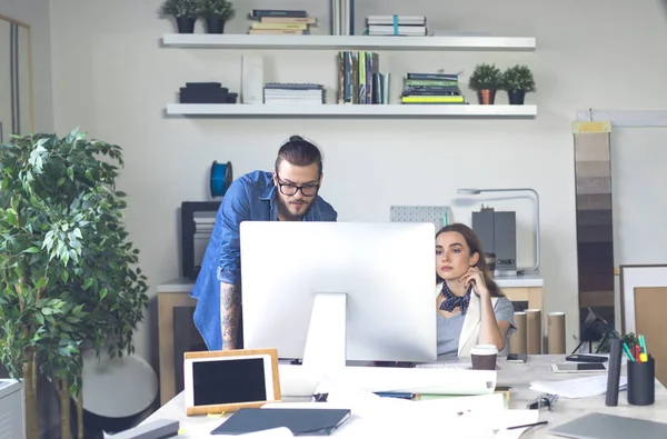 Two Colleagues Working Together — Stock Photo, Image