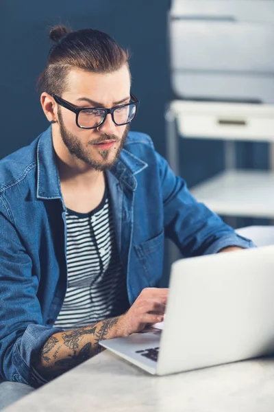 Jovem Estiloso Homem Branco Designer Trabalhando Laptop Seu Escritório — Fotografia de Stock