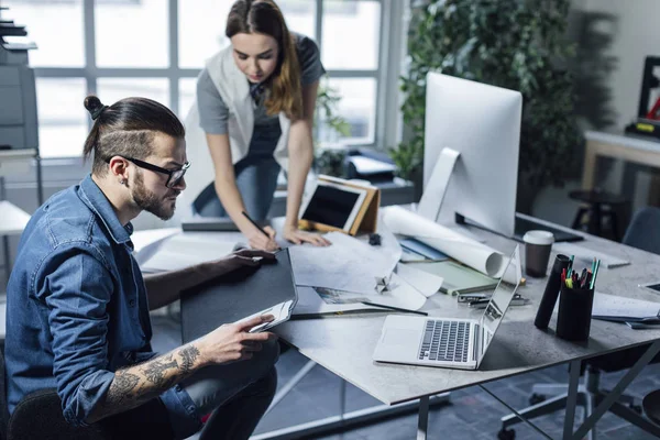 Joven Hombre Mujer Diseñadores Trabajando Con Planos —  Fotos de Stock