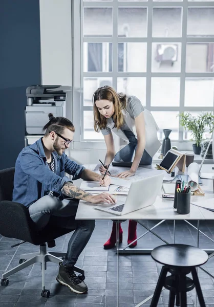 Joven Hombre Mujer Diseñadores Trabajando Juntos — Foto de Stock