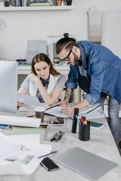 Joven Hombre Negocios Mujer Negocios Trabajando Juntos Oficina Moderna — Foto de Stock