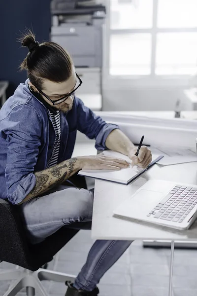 Joven Elegante Hombre Caucásico Diseñador Escribir Hablar Teléfono Celular — Foto de Stock