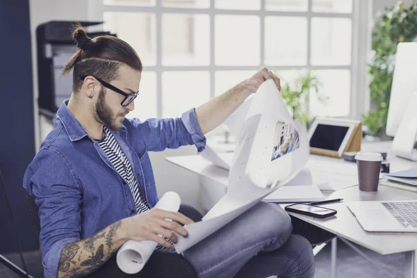 Junger Stylischer Kaukasischer Männerdesigner Arbeitet Seinem Büro Mit Entwürfen — Stockfoto