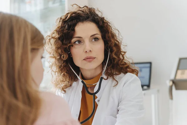 Mulher Branca Bonita Médico Examinando Uma Criança Com Estetoscópio — Fotografia de Stock