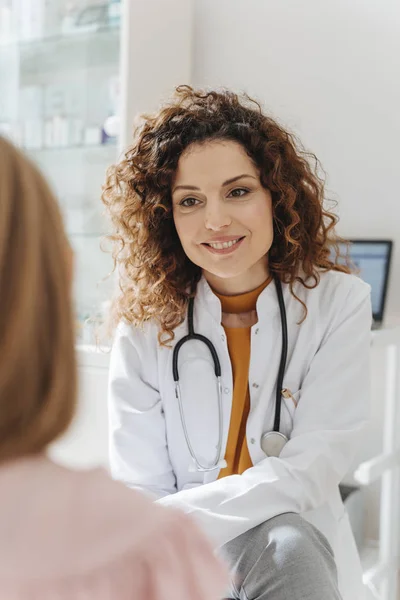 Hermosa Sonriente Mujer Caucásica Médico Examinando Niño —  Fotos de Stock