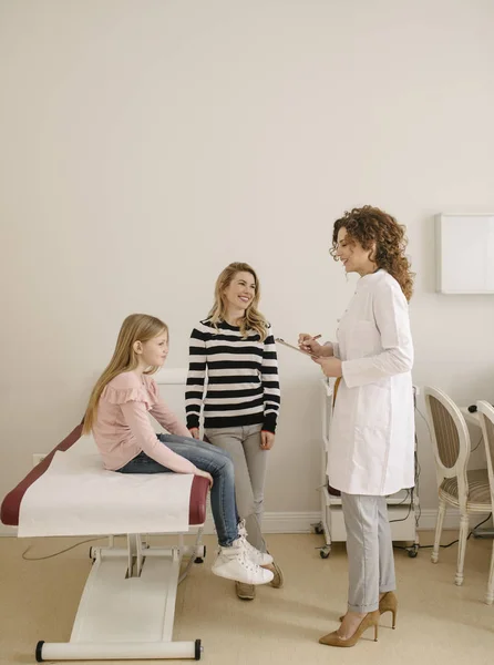 Hermosa Mujer Pediatra Hablando Con Los Padres Niño —  Fotos de Stock