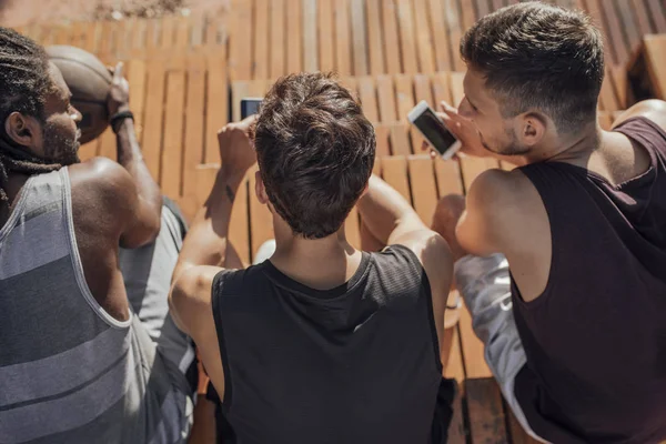 Multiethnic Group Basketball Players Sitting Court Using Cell Phone — Stock Photo, Image