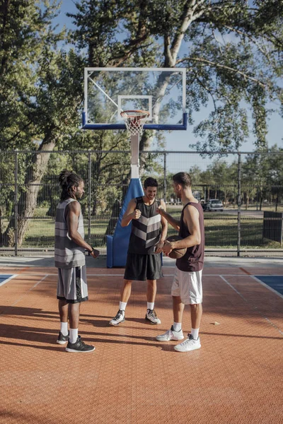 Grouo Jóvenes Deportistas Pie Cancha Aire Libre Mirando Feliz — Foto de Stock