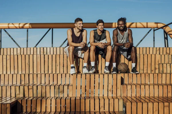 Multi Etnische Groep Onherkenbaar Basketbalspelers Zitten Door Het Hof Camera — Stockfoto