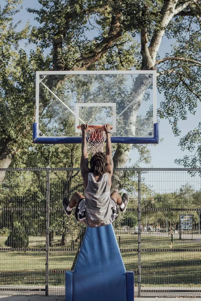 Rückansicht Des Afrikanischen Basketballspielers Beim Slam Dunk Auf Dem Außenplatz — Stockfoto