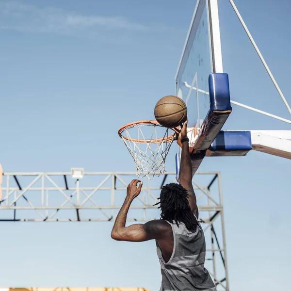 Afrikai Fiatalember Szabadtéri Kosárlabda Játék — Stock Fotó