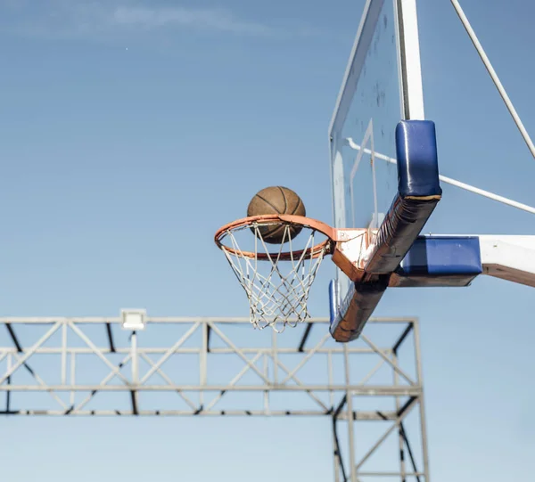 Ball Auf Basketballring Auf Außenplatz — Stockfoto