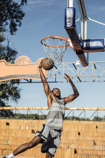 年轻非洲男子在户外球场打篮球 — 图库照片