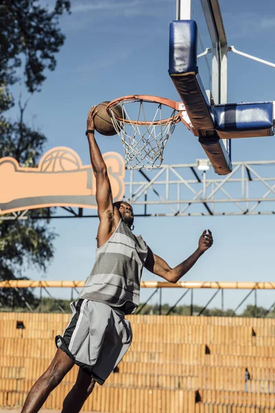 Jeune Homme Africain Jouant Basket Sur Terrain Extérieur — Photo