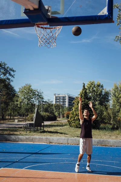 年轻的白种人在室外球场打篮球 — 图库照片