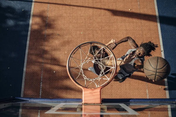 Deux Jeunes Joueurs Jouant Basket Sur Terrain Extérieur — Photo