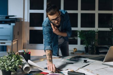 Geceleri bir ofiste çalışırken onun cep telefonu konuşurken yakışıklı genç Kafkas mimar.